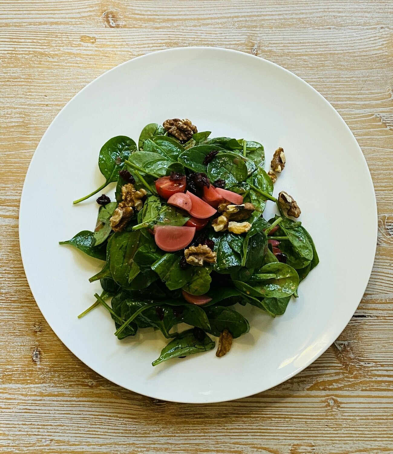 Salat von jungem Spinat mit Cranberries & Radieschen in Himbeervinaigrette als Vorspeise - 10,00 EUR (optional mit Ziegenkäsetaler) Salat von jungem Spinat mit Cranberries & Radieschen in Himbeervinaigrette als Vorspeise - 10,00 EUR (optional mit Ziegenkäsetaler)