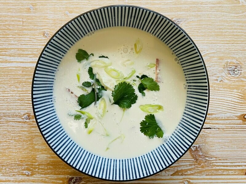 Tom Kha Gai mit Huhn, Galgant, Zitronengras, Limette (Vorspeise) - Thailändische Kokos Geflügelsuppe -11,50 EUR