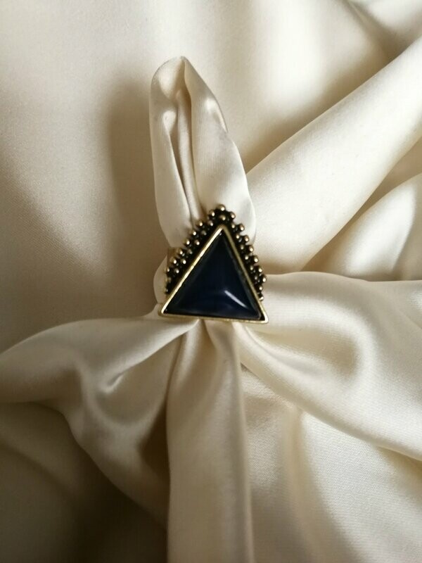 ANILLO DE PLATA TIBETANA Y AZABACHE TRIANGULAR