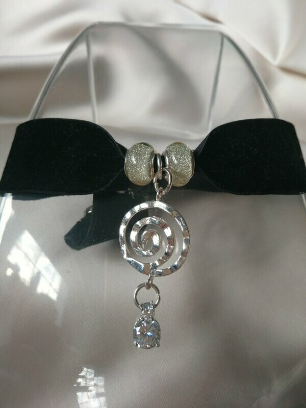 CHOCKER CON TOPACIO BLANCO Y ESPIRAL PLATA