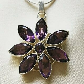 COLGANTE CON FLOR DE 7 AMATISTAS ENGASTADAS EN PLATA DE LEY