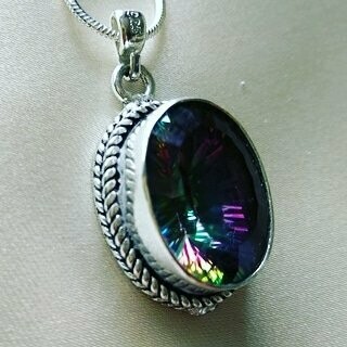 COLGANTE DE TOPACIO ARCOIRIS ENGASTADO EN PLATA DE LEY