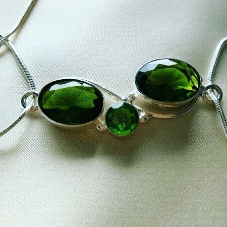 COLGANTE DE 3 PIEDRAS DE PERIDOTO ENGASTADAS EN PLATA DE LEY