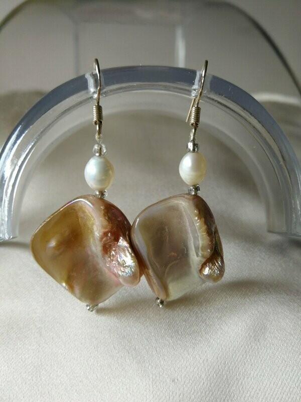 PENDIENTES DE NÁCAR NATURAL CON PERLA