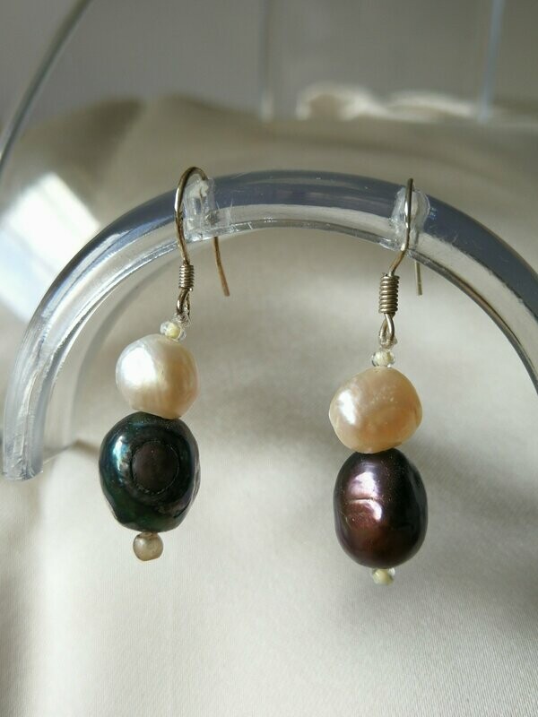 PENDIENTES PERLAS DE RÌO EN BLANCO Y GRIS