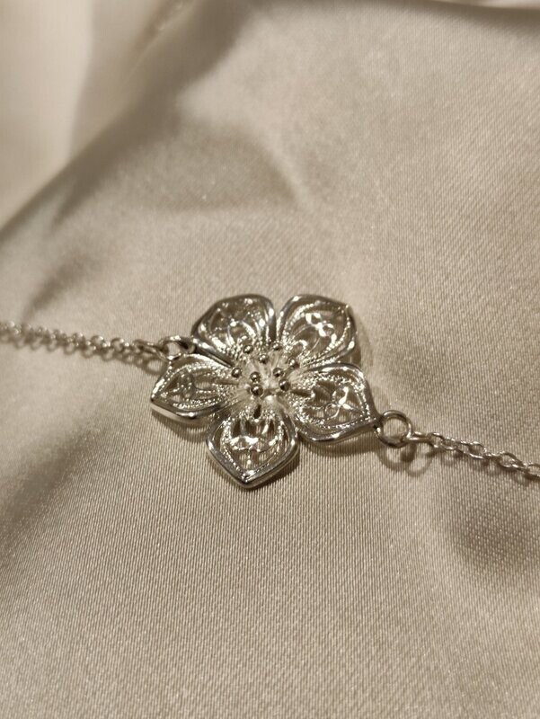 Colgante cadenita con flor de plata.