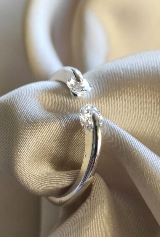 Anillo dos circonitas.