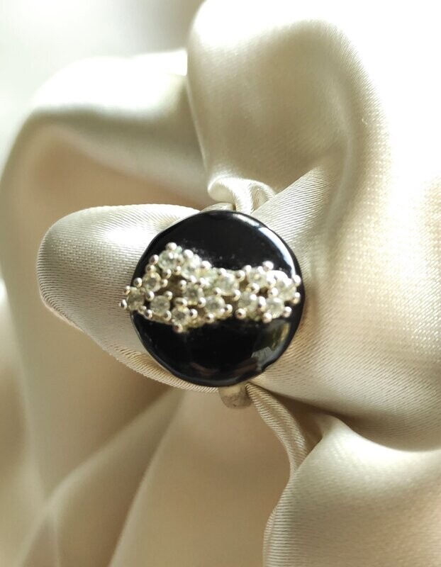Anillo esmaltado de azabache y plata .