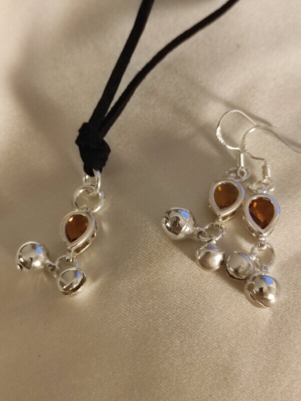 Conjunto de pendientes y colgante.