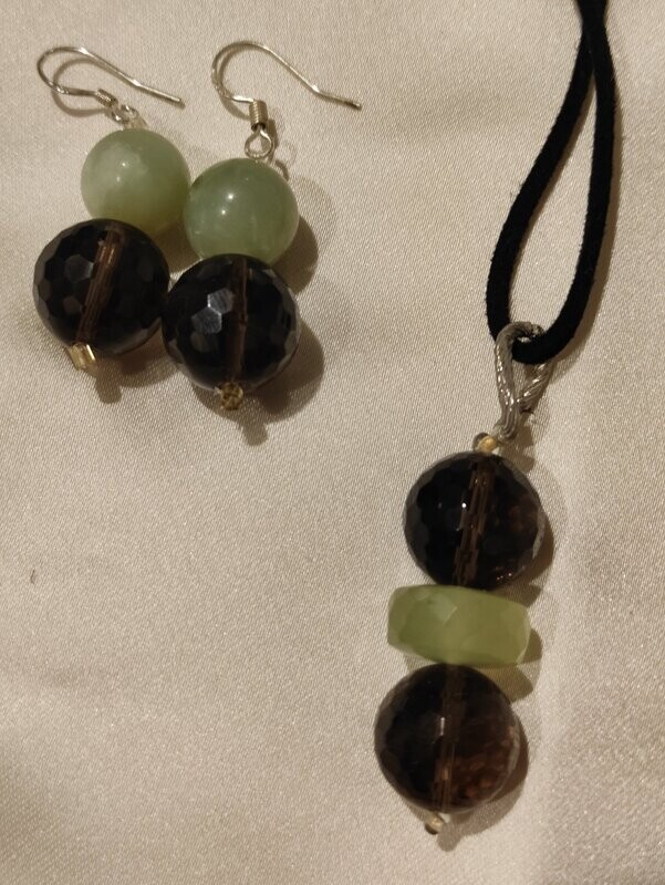 Conjunto de colgantes y pendientes de cristal Checo y Jade.