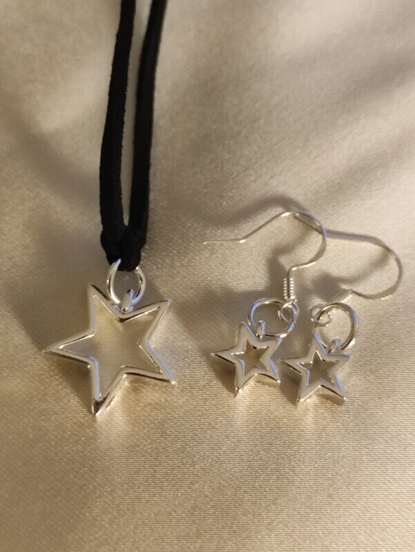 Conjunto de pedientes y colgante  de estrellas.