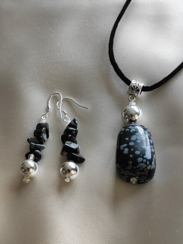 Conjunto de Pendientes y Colgante.