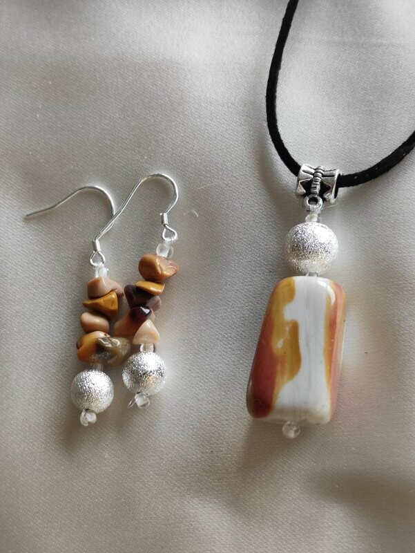 Conjunto de Pendientes y Colgante.