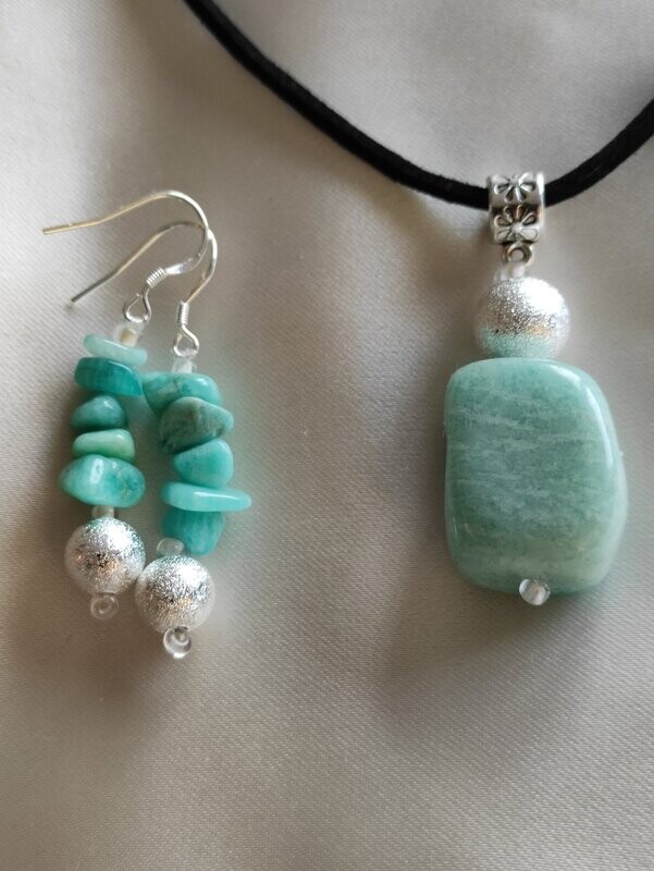 Conjunto de Pendientes  y Colgante.