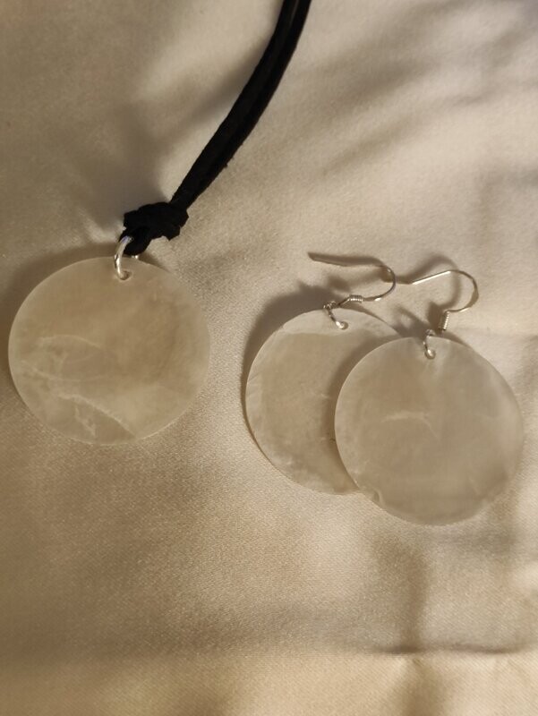 Conjunto de pendientes y colgante de nacar.