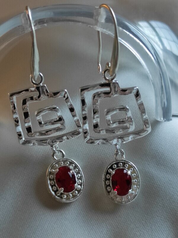 Pendientes de topacio rojo y elemento cuadrado en plata.