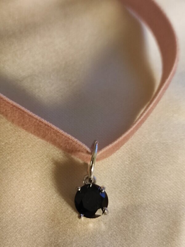 Chocker de circonita negra engastada en plata de ley.