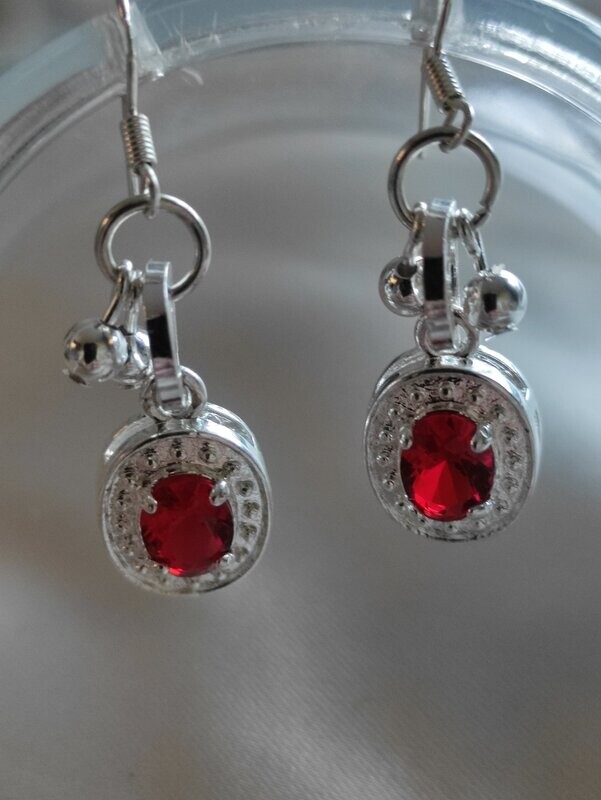 Pendientes topacio rojo con cascabeles.