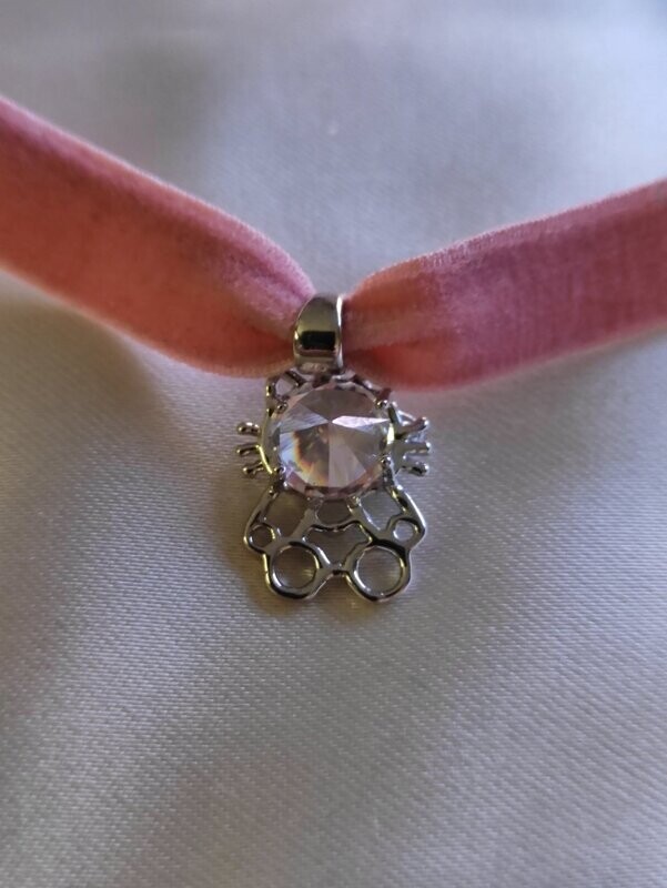 Chocker de gatito con circonita transparente engastada en plata de ley.