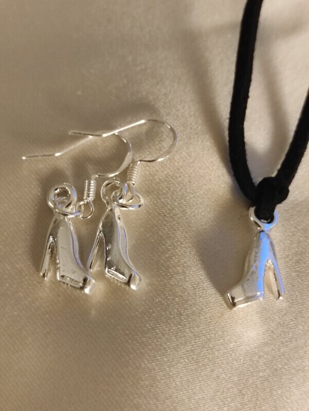 Conjunto de pendientes y colgante de zapatos.