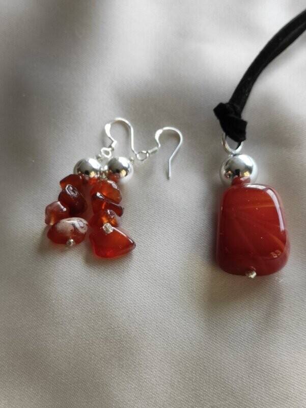 Conjunto de Pendientes y Colgante.