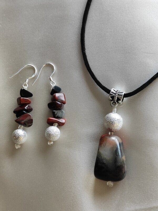 Conjunto de Pendientes y Colgante.