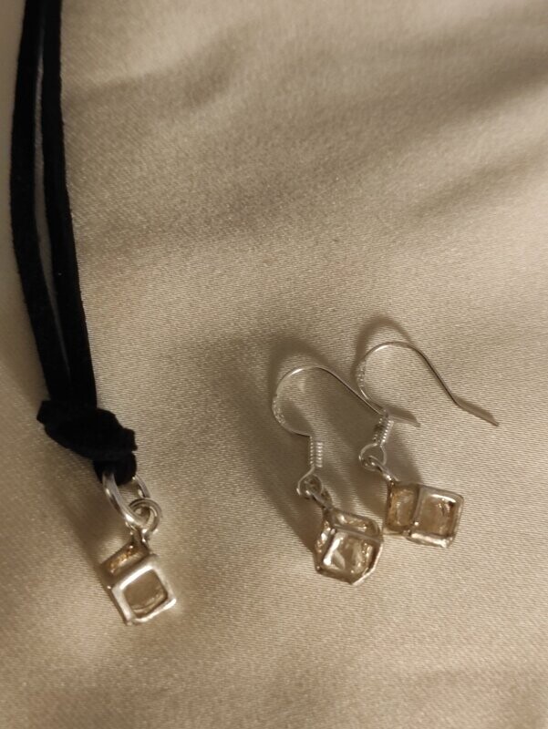 Conjunto de pendientes y colgante. Cubos con circonita.
