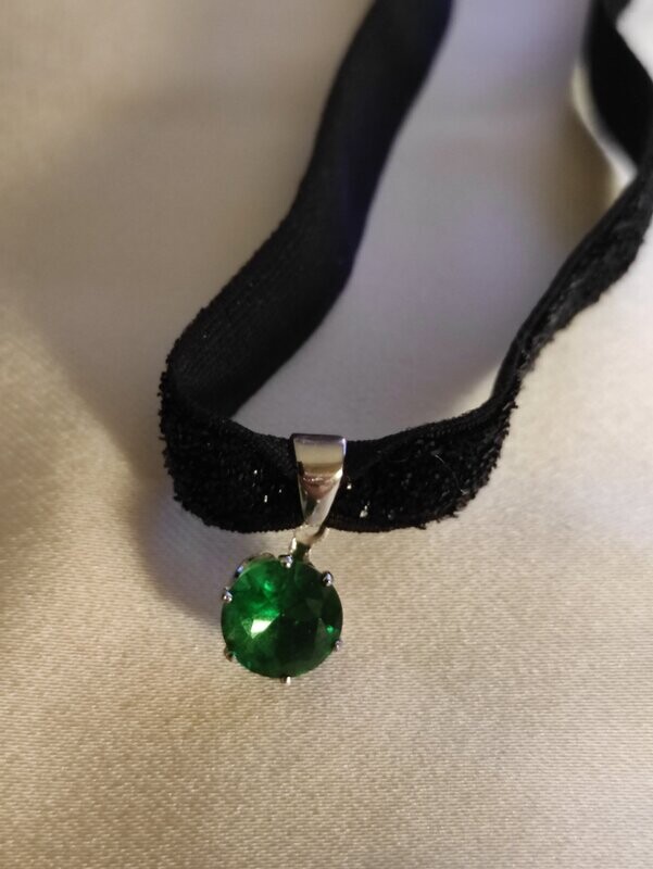 Chocker de circonita verde engastada en plata de ley.