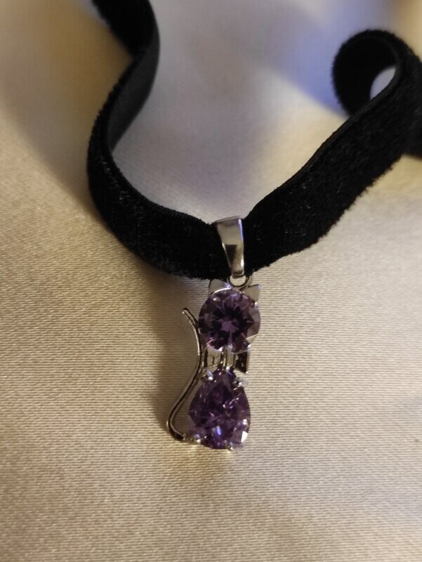 Chocker de circonitas rosas engastadas en plata de ley.