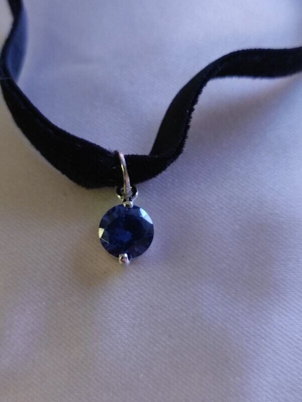 Chocker de circonita azul engastada en plata de ley.