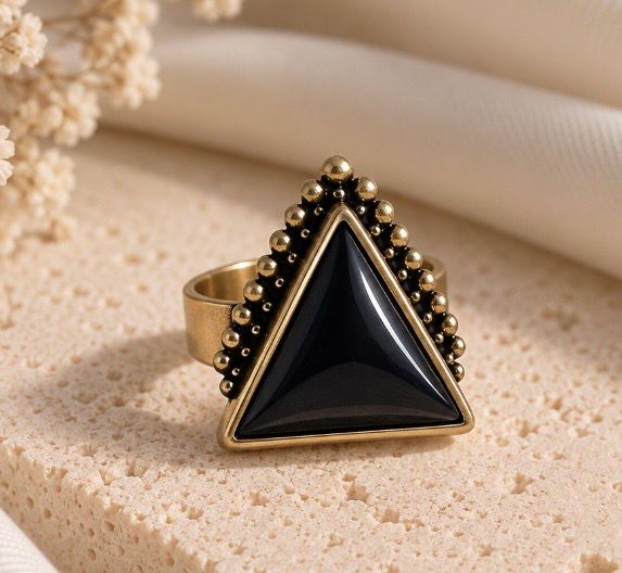 ANILLO DE PLATA TIBETANA Y AZABACHE TRIANGULAR