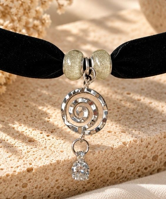 CHOCKER CON TOPACIO BLANCO Y ESPIRAL PLATA