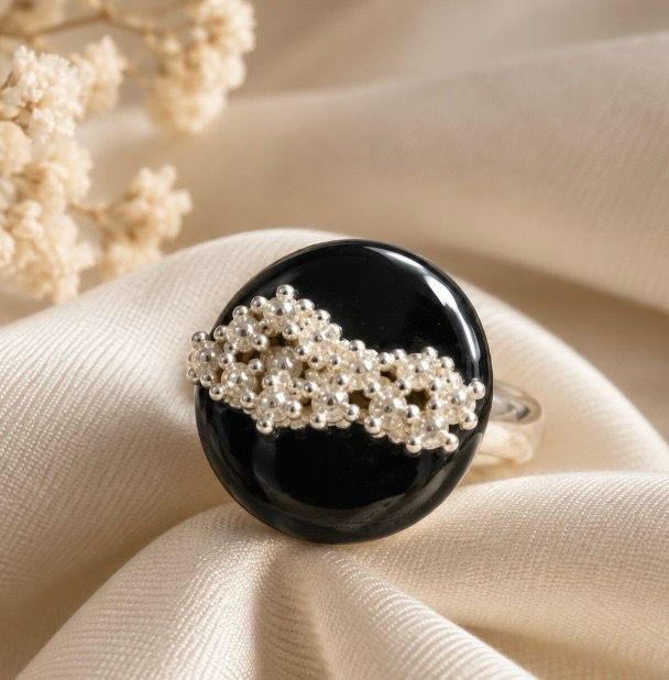 Anillo esmaltado de azabache y plata .