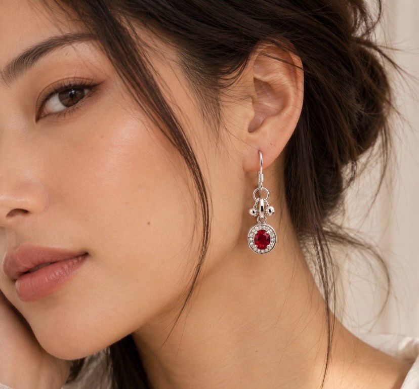 Pendientes topacio rojo con cascabeles.