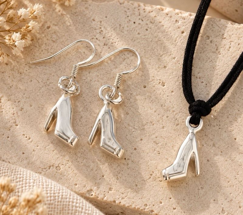 Conjunto de pendientes y colgante de zapatos.