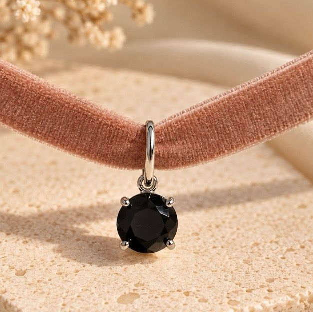 Chocker de circonita negra engastada en plata de ley.