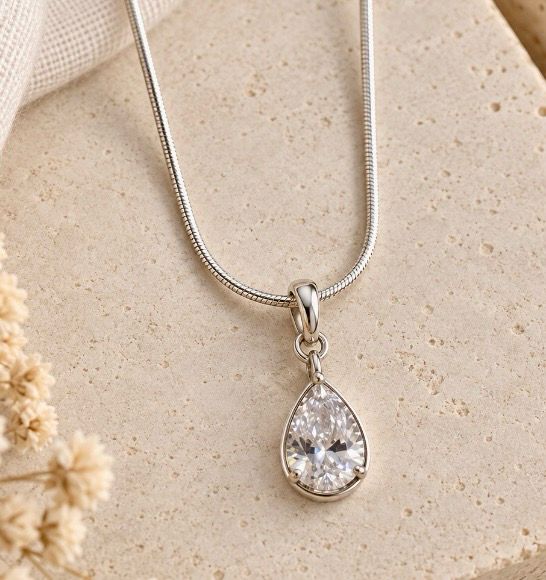 Colgante con topacio transparente engastado en plata de ley.