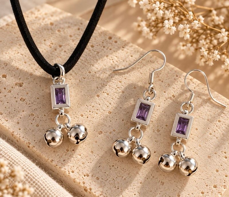 Conjunto de pendientes y colgante.