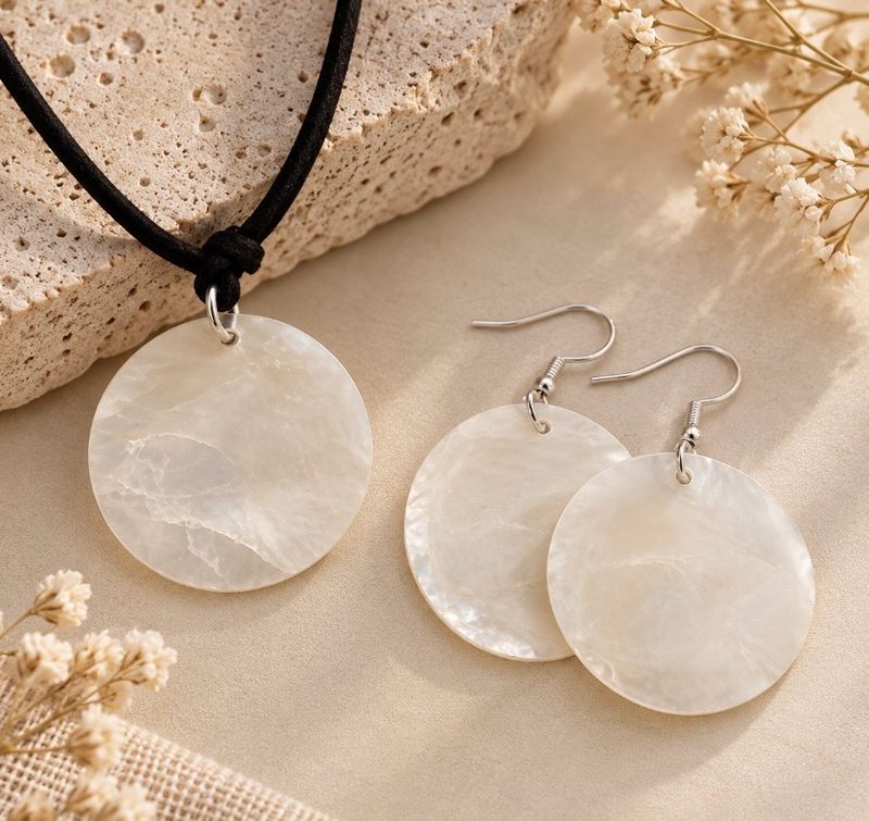 Conjunto de pendientes y colgante de nacar.
