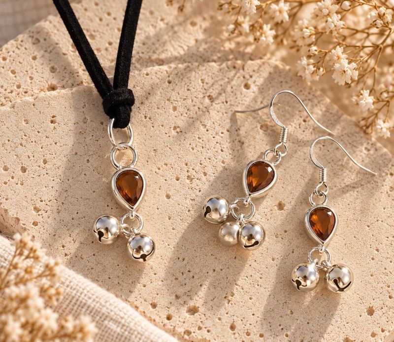 Conjunto de pendientes y colgante.