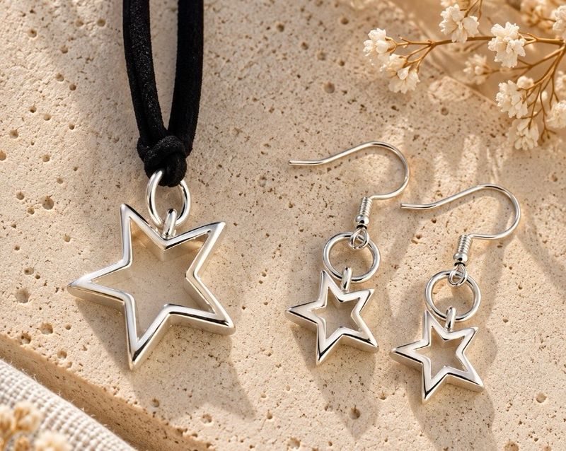 Conjunto de pedientes y colgante  de estrellas.