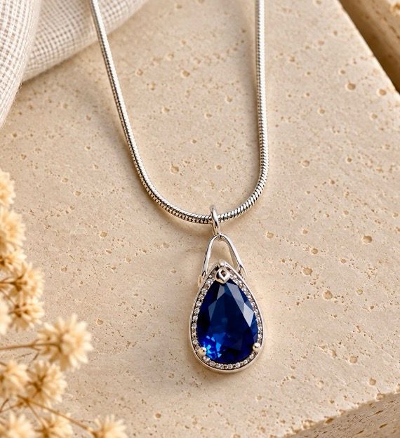 Colgante con topacio azul engastado en plata de ley.