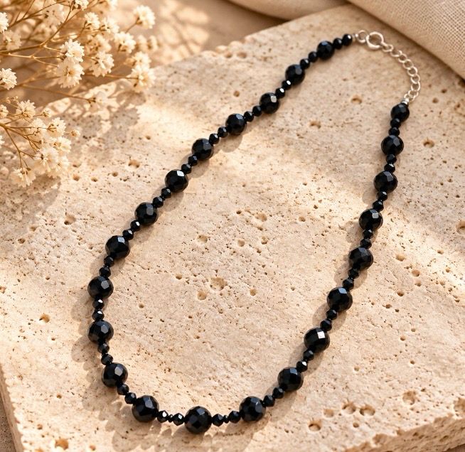 Collar de cristal negro