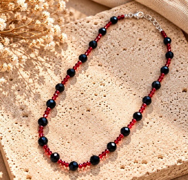Collar de cristal rojo y negro.