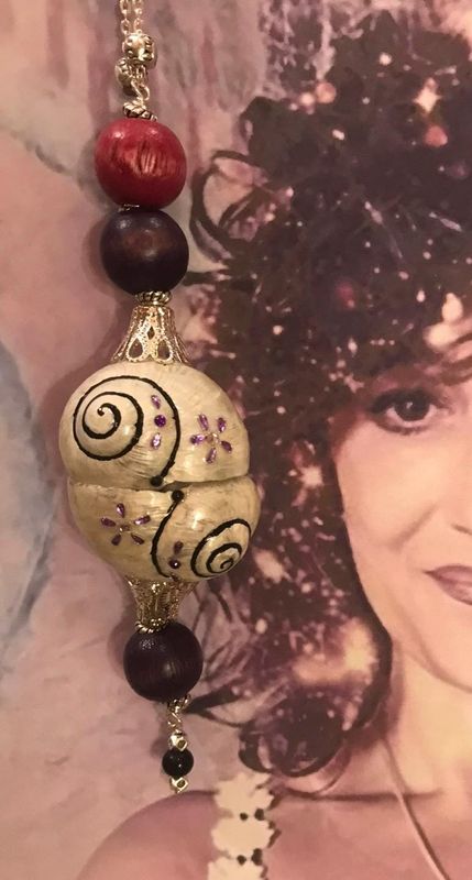 Collana con gusci di chiocciole decorati a mano