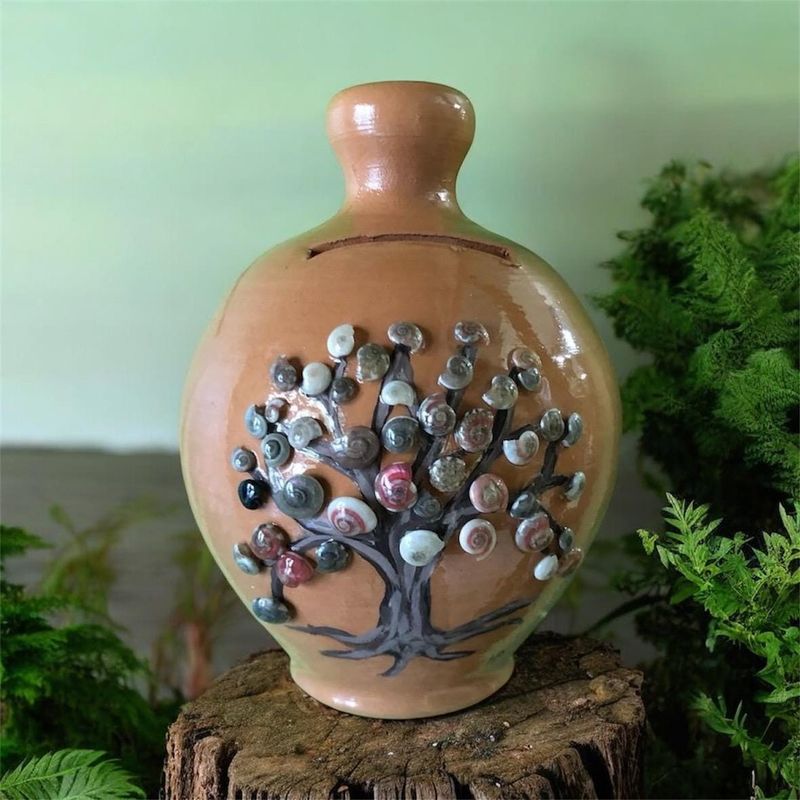 Salvadanaio e Mattonella terracotta decorate con chioccioline naturali