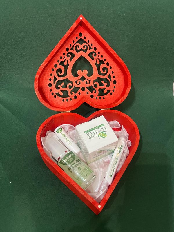 Prodotti con BAVA DI LUMACA in box legno forma cuore
