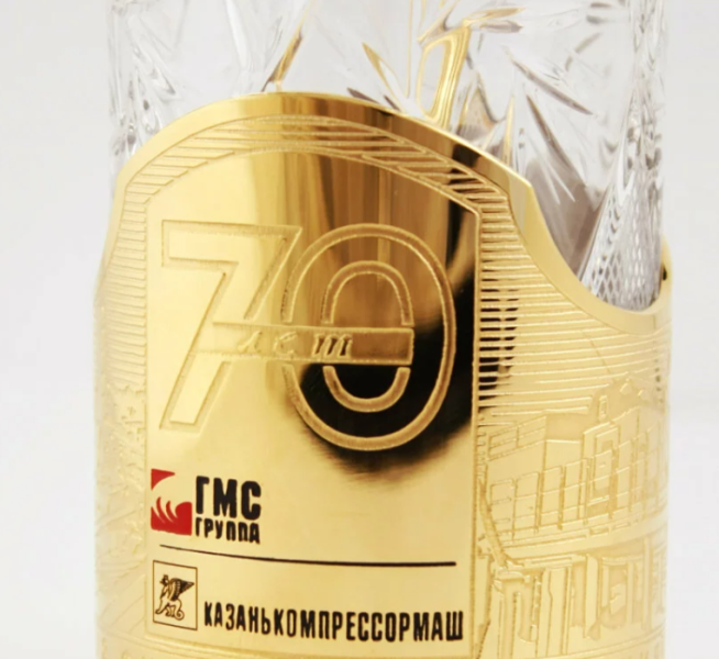 Бизнес подарок сувенир сотрудникам, партнерам Стакан хрустальный + подстаканник с покрытием золотом 999°, никелем, с вашими логотипами, надписями, символами + чайная ложка