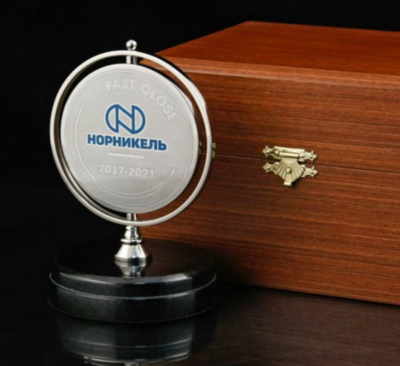 Медаль корпоративная, подарочная на подставке, вращающаяся По индивидуальному эскизу (покрытие золотом)