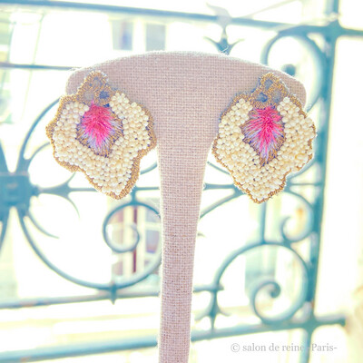 Boucles d’oreilles  -Pétales- Perles Vintage écru & candyrose